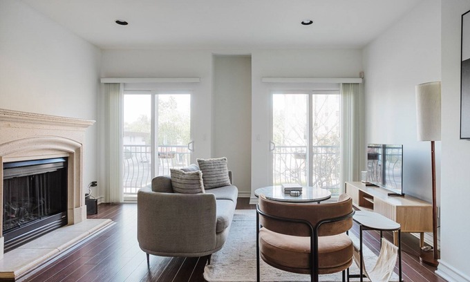 Sawtelle Apartment | Blueground | Brentwood, balcony & AC, nr UCLA