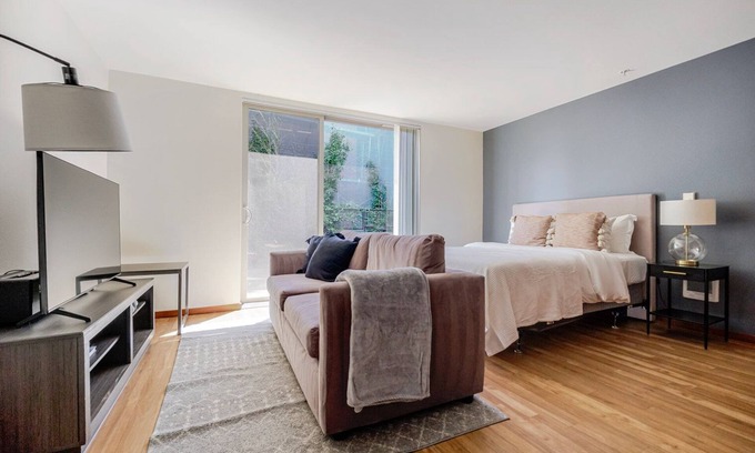 Brighton Apartment | Blueground | Brighton, balcony, nr Seward Park