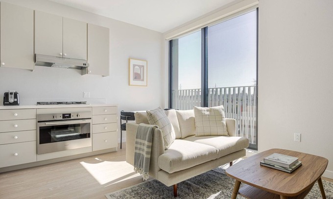 Chinatown Apartment | Blueground | Downtown, elevator, nr parks