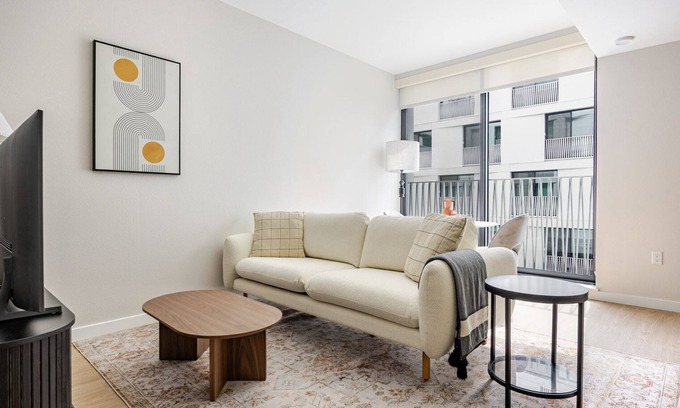 Chinatown Apartment | Blueground | Downtown, elevator, nr parks