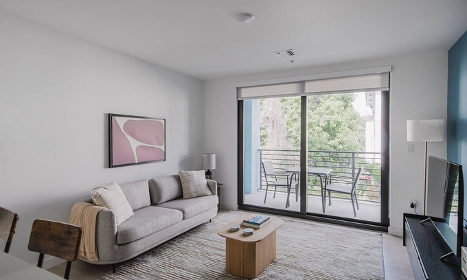 Little Ranches Apartment | Blueground | Hollywood, pool & w/d, nr beach