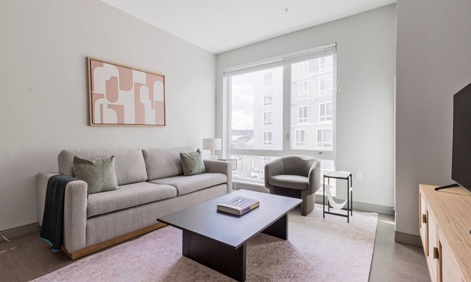 Forest Hills - Woodbourne Apartment | Blueground | Jamaica Plain, AC, gym, nr pond