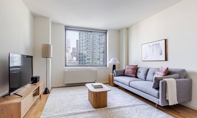 Hunters Point Apartment | Blueground | LIC, pool & gym, nr parks
