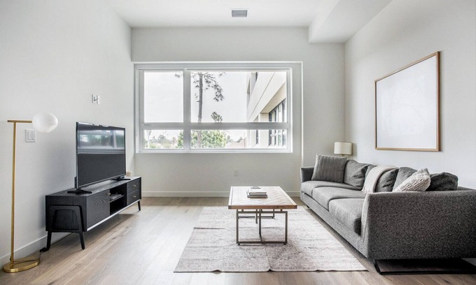 Greater Wilshire - Hancock Park Apartment | Blueground | Mid-Wilshire, AC, w/d, nr LACMA