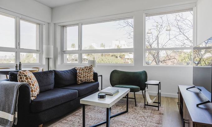 Greater Wilshire - Hancock Park Apartment | Blueground | Mid-Wilshire, AC, w/d, nr LACMA
