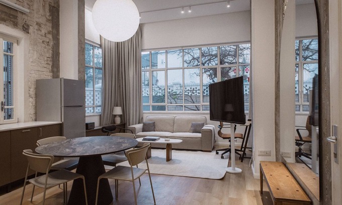 Tel Aviv City Center Apartment | Blueground | Nahalat Byniamin, Exquisite, Patio (TLV-52)