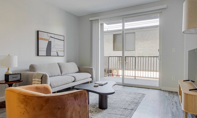 Mar Vista Apartment | Blueground | Sawtelle, view, nr Westwood Park