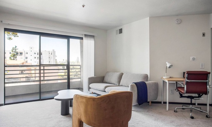Studio City Apartment | Blueground | Studio City, jacuzzi, nr Lake