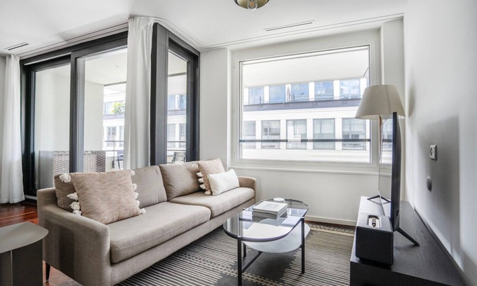 Alt-Wiedikon Apartment | Blueground | Wiedikon, balcony & elev, nr market