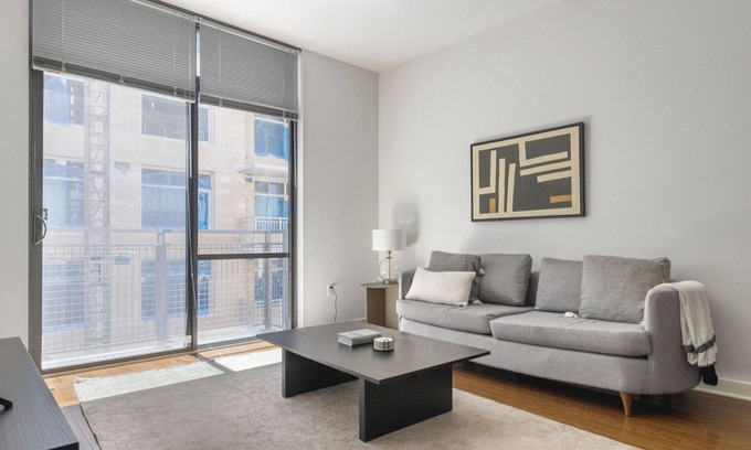 Woodmont Triangle Apartment | Blueground | Woodmont Triangle, pool, nr Bethesda