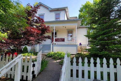 Siskiyou-Hargadine Historic District House | Bluemoon Vacation Rentals - Anne Hathaway House