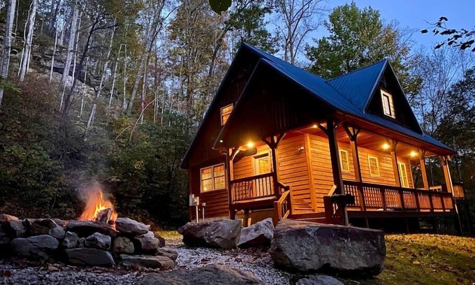 Slade Cabin | Blues Moon RRG - Hot tub, wifi, pool table!