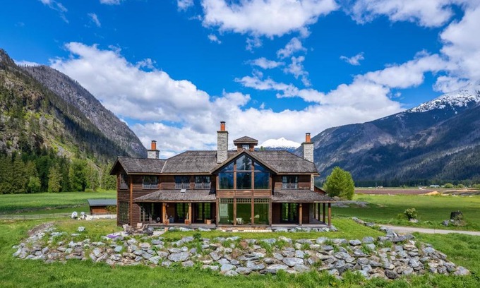 Pemberton Meadows House | Bluevault Weddings Luxury Home in Stunning Pemberton Meadows