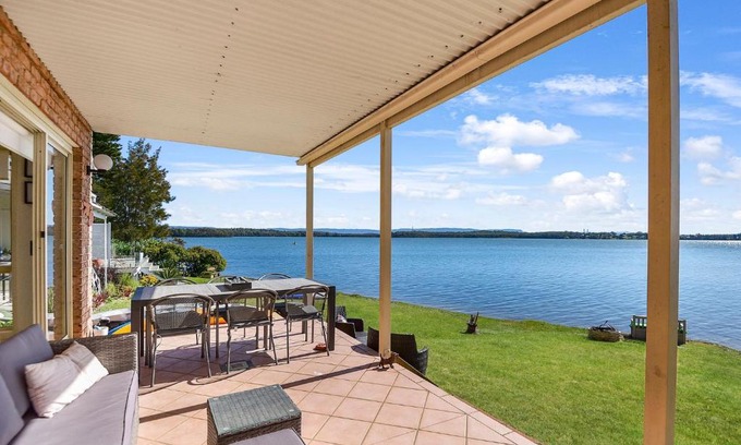 Mannering Park House | Bluewater at Mannering Park