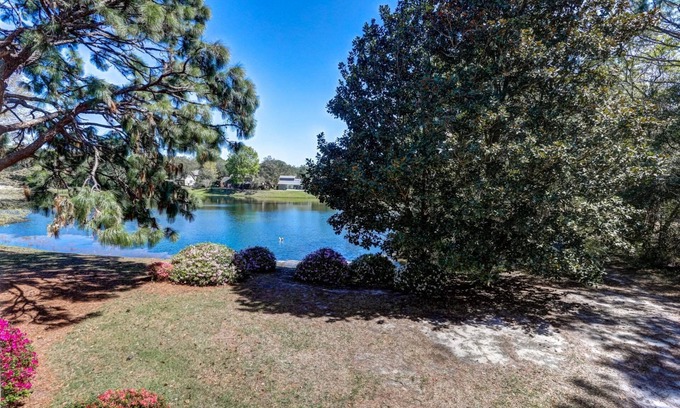 Niceville Condo | Bluewater Bay Lakeside Condo|Tennis, Pools, Golf, Marina (w/Fee)|Short ride to Destin|Close to Eglin