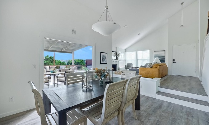 Loma Alta House | Bluff House Retreat w/panoramic views, luxury bedding & 2 miles from the ocean.