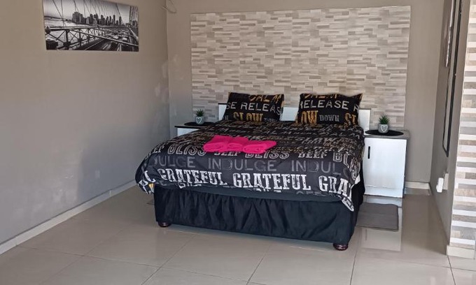 Bluff Apartment | Bluff Marine Drive Self Catering Cottage A