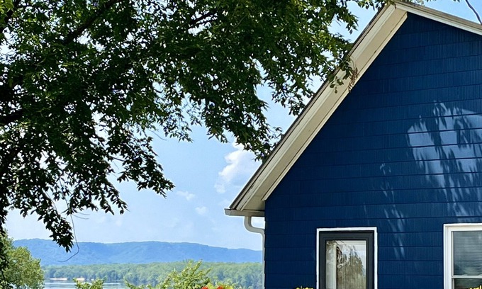 Fountain City House | Bluffside cottage with gorgeous views