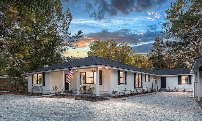 Bluffton House | Bluffton Bubbly Bungalow- walking distance to boutiques, sunsets & local dining!