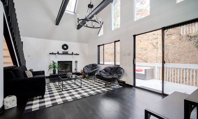 East Stroudsburg Cabin | BLVCK Cabin II w/Hot Tub in the Mountains near Bushkill Fall