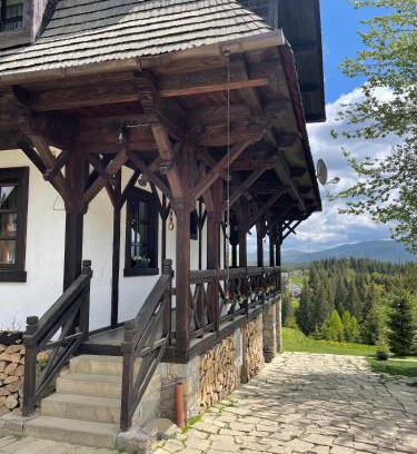 Yablunytsya House | Blyzhche Neba