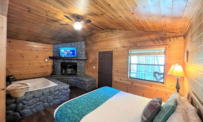 Big Bear Lake Cabin | BM #4 · Spacious Room with Jetted - Bear Manor #4