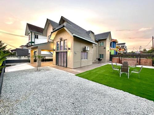 Bandar Country Homes Villa | BNB Country Homestay, Rawang - 16 pax, pool, huge garden