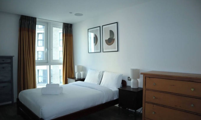 Whitechapel Apartment | BnBNook - 2BR by Tower of London and Tower Bridge