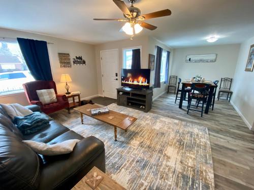Butte House | Bo's Copper City Charmer, easy Freeway Access, open floorplan