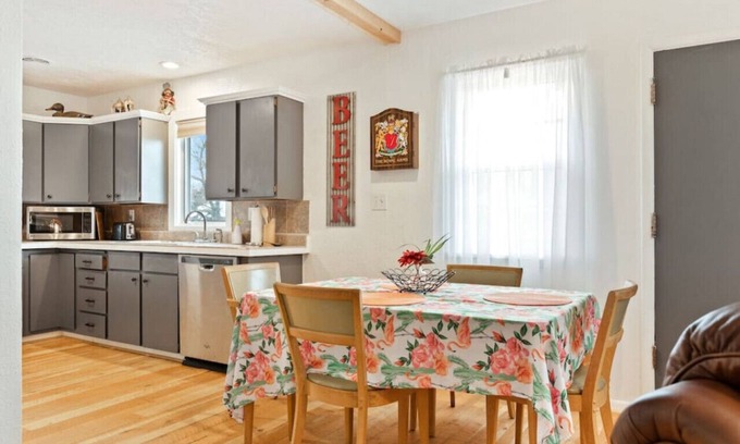 Central - Terry Apartment | Bo's Old West Landing w/Hot Tub and Sunrise Views