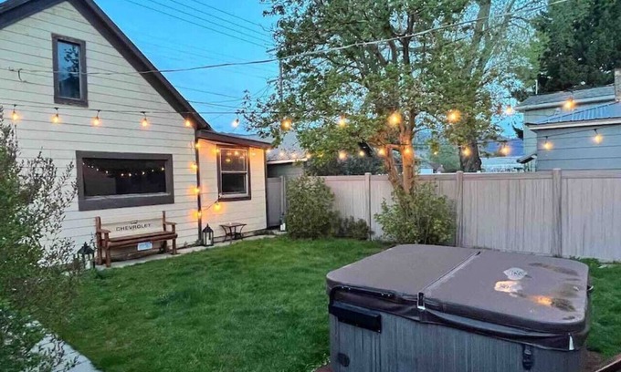 Butte House | Bo's Queen Anne with Hot Tub and fenced backyard.