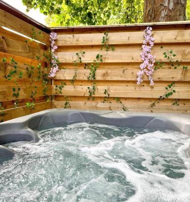 Almondbank Ski Chalet | Boann 5 - Hot Tub-Hunting Tower Lodges-Luxury-Families-Romantic