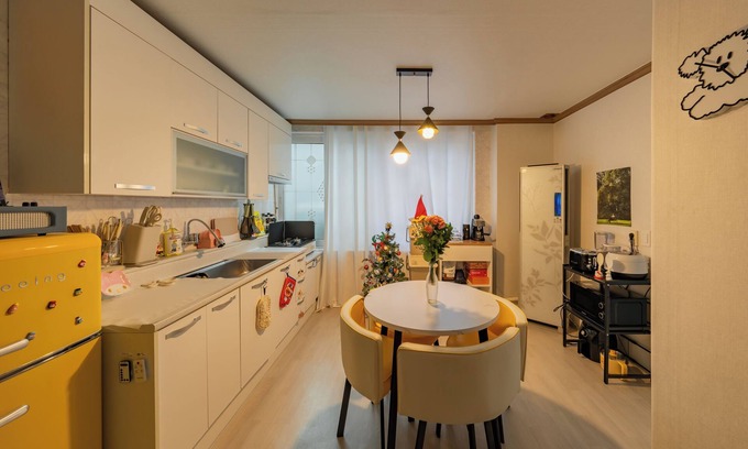 Seo-gu Apartment | Board games, Cosplay, Nintendo, Beam Projector, Netflix, Ball Pool, Comic Book