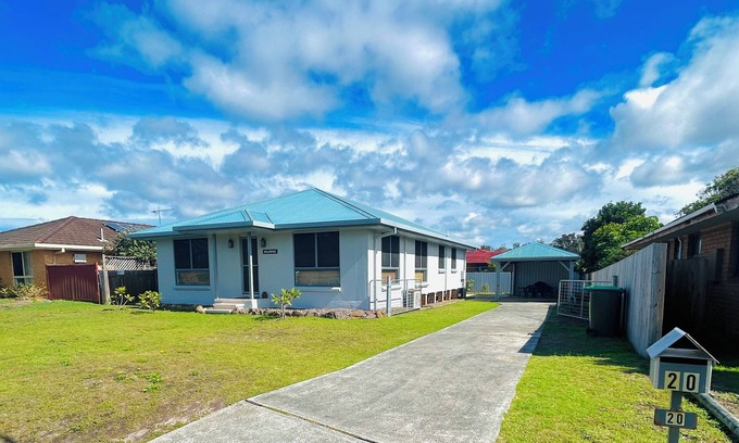 Harrington House | Boat Access with short Walk to River, Pub, Park & fully fenced yard