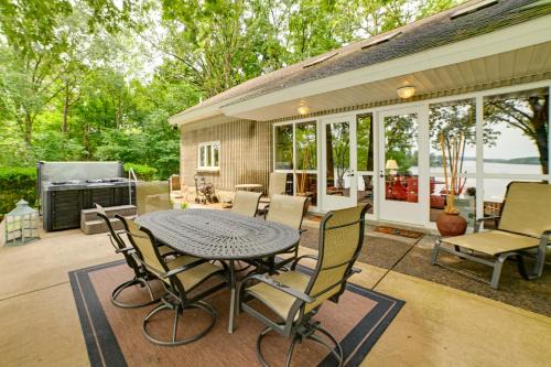 Almo House | Boat Dock Lakeside Kentucky Getaway!