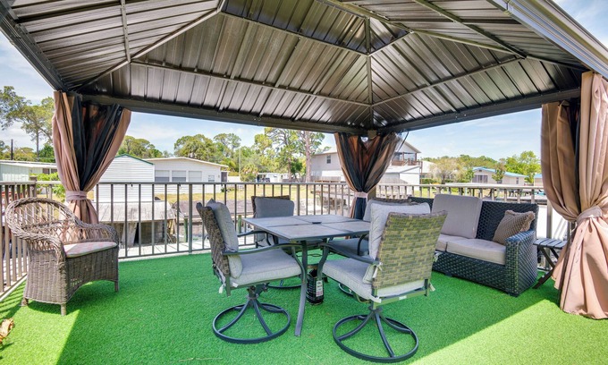 South Waterfront Park Apartment | Boat Dock & Slip: Riverfront Apt in Edgewater