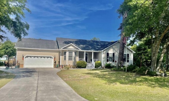 Cape Carteret House | Boat friendly coastal home - 3 minute drive to beach, 5min drive to boat access.