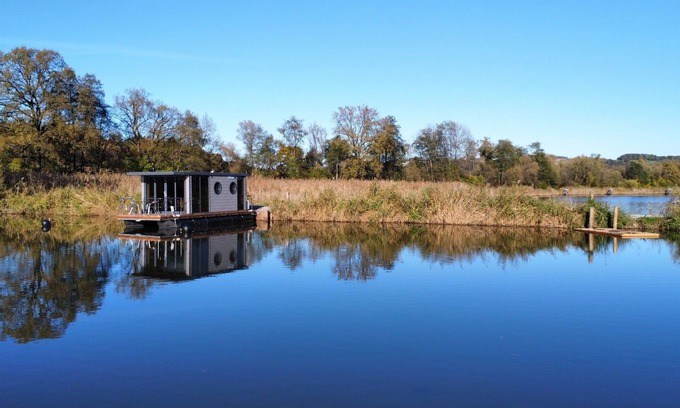 Kirchberg an der Raab Boat Rental | Boat 'Hausboot Eisvogel' with lake view, WLAN and air conditioning