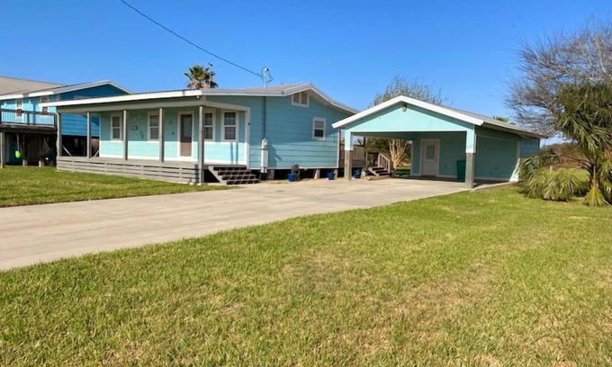 Aransas Pass House | Boat Parking, Huge yard, 3 bedrooms, 2 baths, Close to Fishing and the Beach
