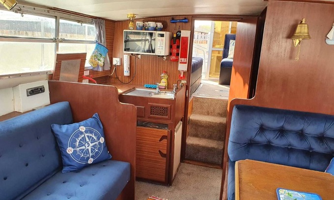Ferrensby Boat Rental | BOAT with hot tub