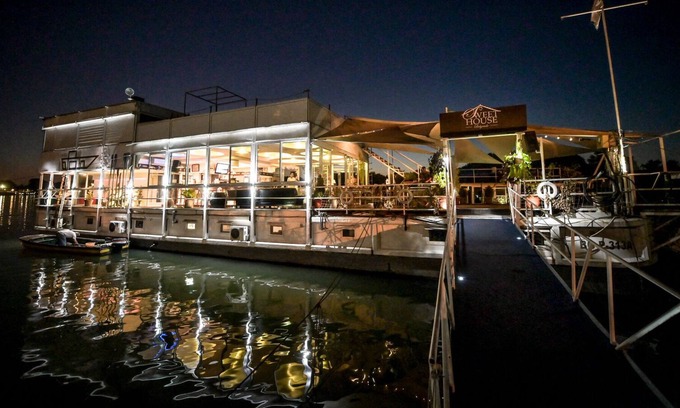 Stari Grad Boat Rental | Boat with rooms on the river