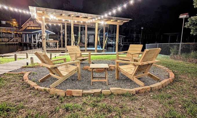 Blanchard House | Boathouse, 2 King Beds, Firepit, Huge Yard + Pet-Friendly! Peaceful & Luxurious