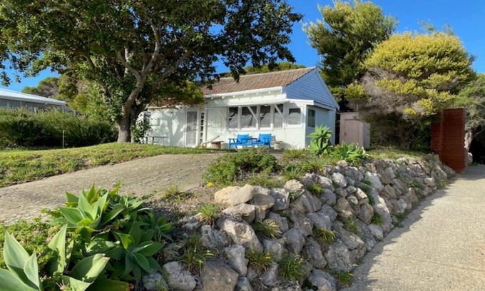 Lancelin Cottage | BOATHOUSE - HIGHEST HILLTOP ON OCEANFRONT