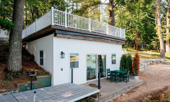 Mayfield Cottage | Boathouse on Arbutus Lake