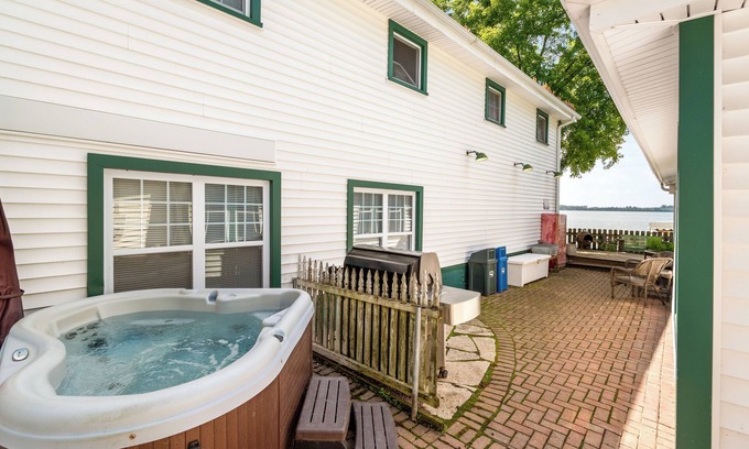 Lake Mills Cottage | BoatHouse ~Rock Lake~HotTub~ Pet-Friendly