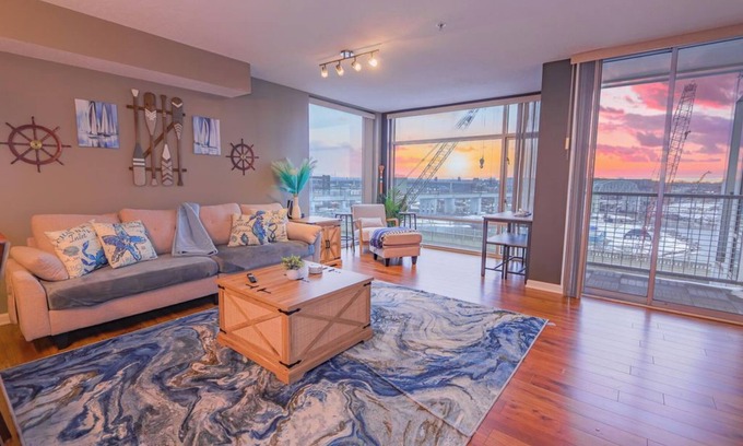 Ohio City Condo | Boathouse Suite - CLE Flats River - Free Parking - 24/7 Gym