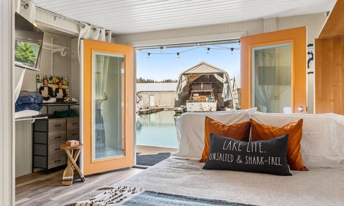 Bayview House | Boats ‘N Rows ~ Bayview Floating Cabin