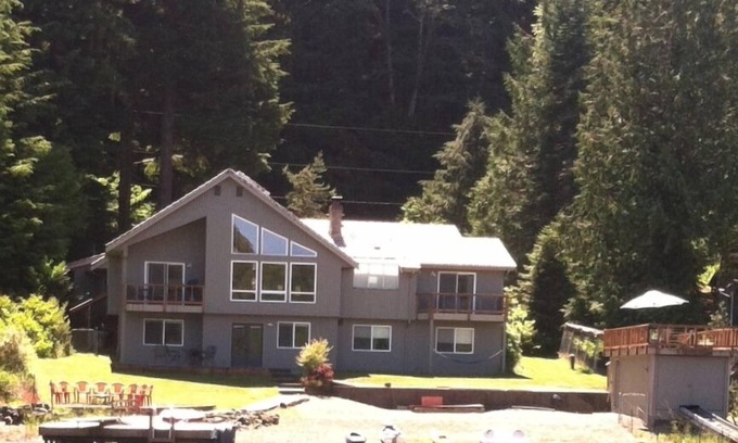 Lake Cavanaugh House | Bobbi's Beach House is a spacious waterfront home with something for everyone!
