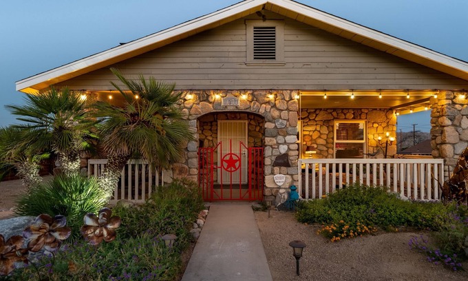 Morongo Valley House | BOBBYSUE’S ROCK HOUSE RANCH NESTLED BETWEEN JOSHUA TREE AND PALM SPRINGS