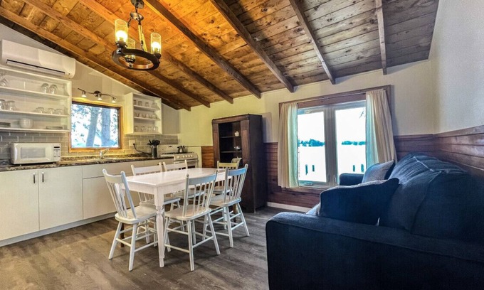 Bobcaygeon Cabin | Bobcaygeon Resort Cottage 3 MISSION sleeps 6
